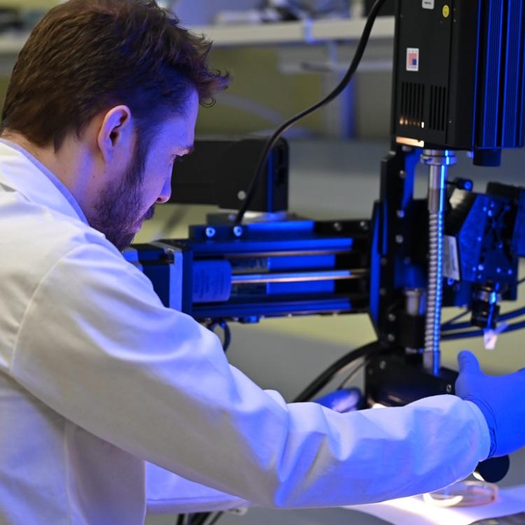 Scientist in laboratory.
